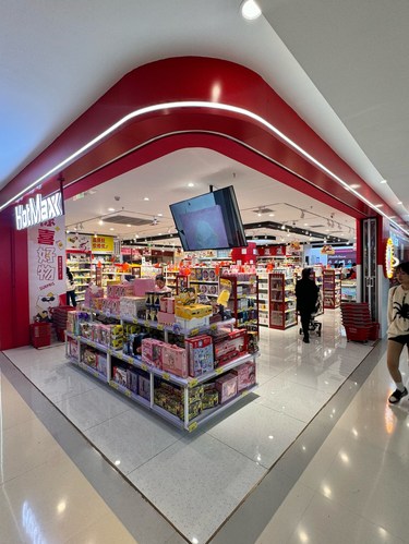 探秘新疆必逛寶藏 超大伴手禮工廠店，一站式購(gòu)齊特色百貨